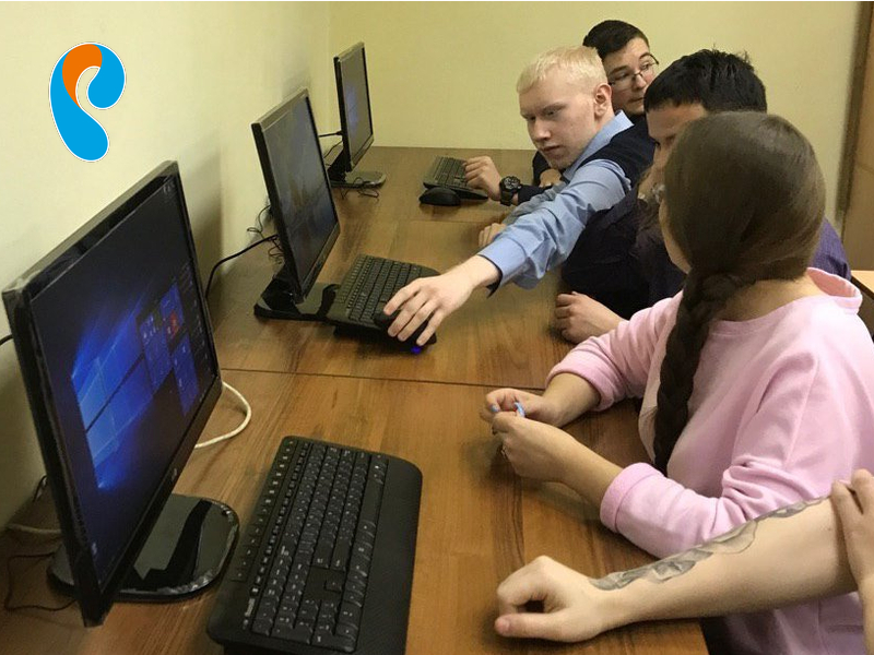 «Ростелеком» подарил слабовидящим детям в Иркутске специальные компьютеры