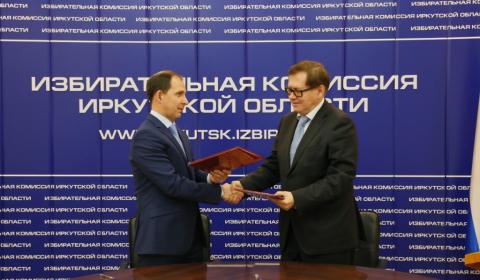 Председатель Избирательной комиссии Иркутской области Эдуард Девицкий и руководитель Общественной палаты региона Владимир Шпрах подписали соглашение о сотрудничестве