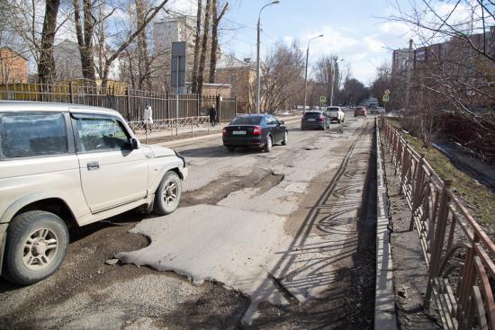 Основное замечание — качество асфальтового покрытия Представители Общественного совета проекта «Безопасные дороги» осмотрели весенние иркутские дороги