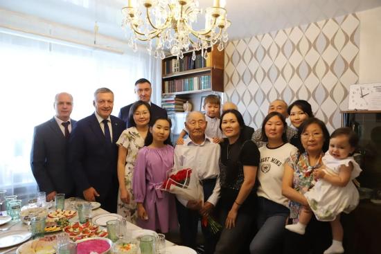 Со 100-летним юбилеем ветерана трех войн Алтая Яковлевича Дадуева поздравил мэр Иркутска Руслан Болотов