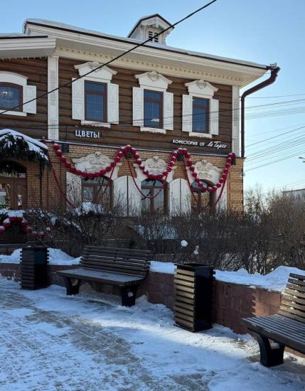 Новые скамейки и урны установили в 130-м квартале в Иркутске