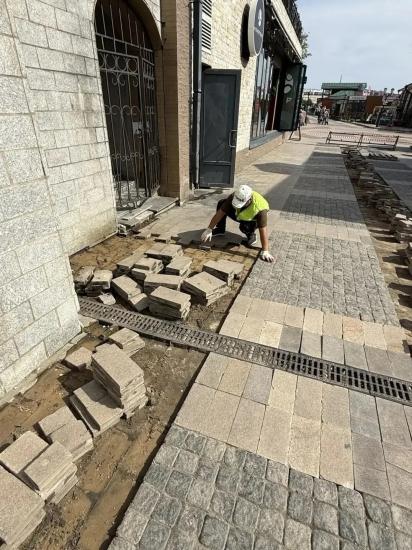 Тротуарную плитку начали перекладывать на пешеходном променаде 130 квартала Иркутска