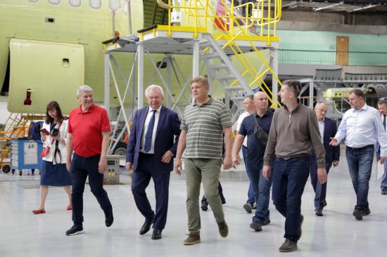 Анатолий Серышев ознакомился с процессом сборки МС-21 на Иркутском авиазаводе
