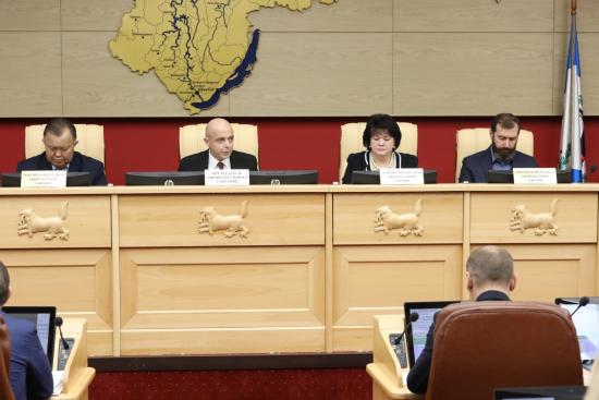 Заксобрание предусмотрело средства на зарплату бюджетникам в текущем году при корректировке бюджета