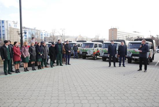 На протяжении всего пожароопасного сезона, до середины осени, автомобили со специалистами лесничеств и добровольных пожарных отрядов будут курсировать по населенным пунктам области Агитационный автопоезд министерства лесного комплекса будет колесить по Иркутской области весь пожароопасный сезон