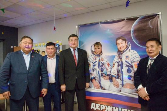 Фото предоставил Кузьма Алдаров Кузьма Алдаров и Жигмед Энхжаргал открыли в Усть-Орде месячник школьных проектов, посвященных Монголии