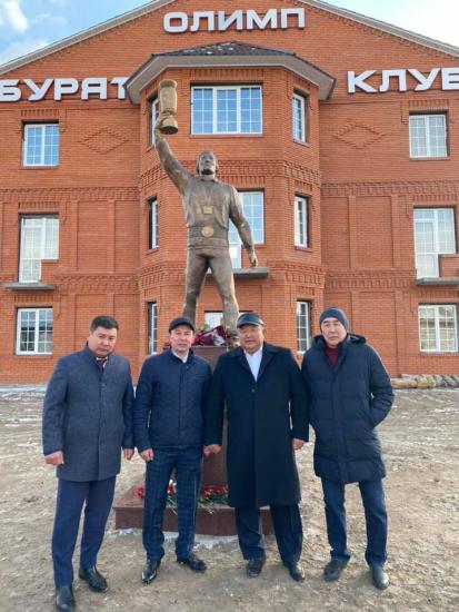 Памятник первому чемпиону Европы по вольной борьбе, уроженцу Эхирит-Булагатского района Олегу Алексееву открыли в Улан-Удэ