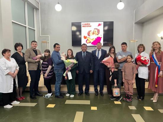 Торжественная церемония выписки из Иркутского городского перинатального центра состоялась в честь Дня матери