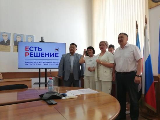 Почти 70 сертификатов победителей конкурса инициатив «Есть Решение» вручил первый вице-спикер ЗС Кузьма Алдаров