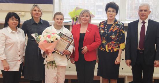 Алесе Кузнецовой из Братска вручили премию за победу на Чемпионате России и продлили именную стипендию