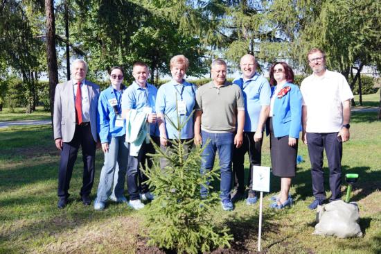 Аллею семейного бизнеса высадили в Иркутске у мемориала «Вечный огонь»