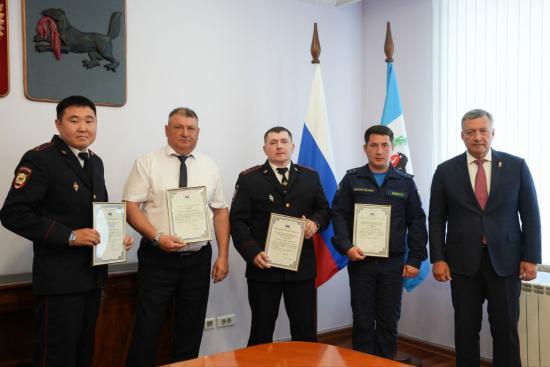 Игорь Кобзев вручил благодарности и именные часы полицейским и военному, которые ликвидировали беспилотники в Усольском районе