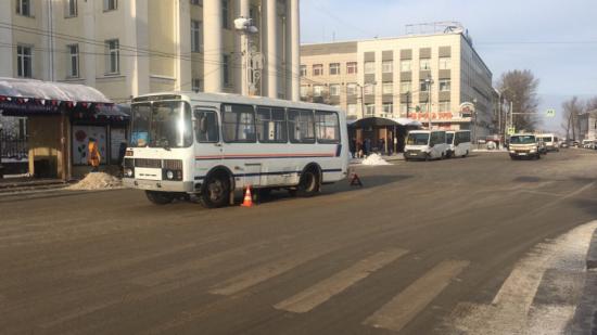 29-летний водитель, управляя маршрутным автобусом ПАЗ, выполнял рейсовые пассажирские перевозки и допустил наезд на 63-летнюю женщину Маршрутный автобус сбил женщину на пешеходном переходе в центре Иркутска