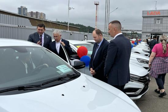 Четырнадцать пострадавших на производстве жителей Иркутской области получили автомобили