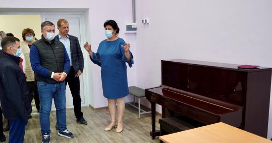 Новой музыкальной школе в Балаганске Евгений Бакуров подарил фортепиано