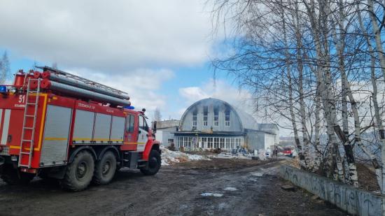 Пожар на кровле спортивного комплекса «Олимпиец» ликвидировали в Усть-Илимске