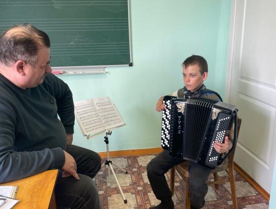 Баян и танцевальную обувь приобрели в учреждения культуры села Покосное Братского района