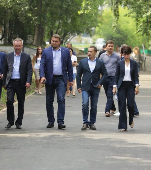 Контроль за ремонтом дворовых территорий осуществляют независимый строительный контроль, а также жители, представители управляющих компаний, общественники Качество ремонта дворов проверил мэр Иркутска Дмитрий Бердников