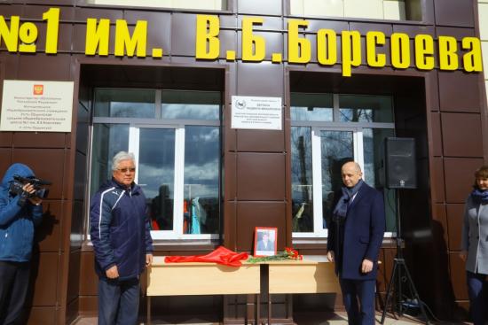 Депутаты Заксобрания открыли памятную доску Людмиле Берлиной в Усть-Орде