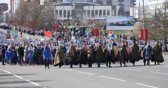 В Центральном районе Братска на площади перед ТКЦ «Братск-АРТ» прошла театрализованная концертная программа Около 32 тыс. жителей Братска приняли участие в шествиях Дня Победы