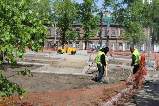 Ход благоустройства двух скверов в Иркутске проверил мэр города Руслан Болотов