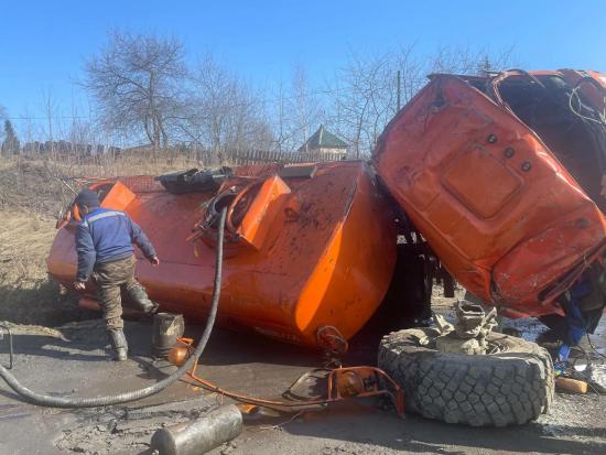 Дизельное топливо разлилось на одной из улиц Бодайбо из опрокинувшегося бензовоза