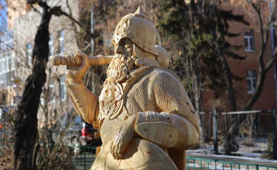Деревянные фигуры трех богатырей установили в Иркутске в сквере на улице Театральной