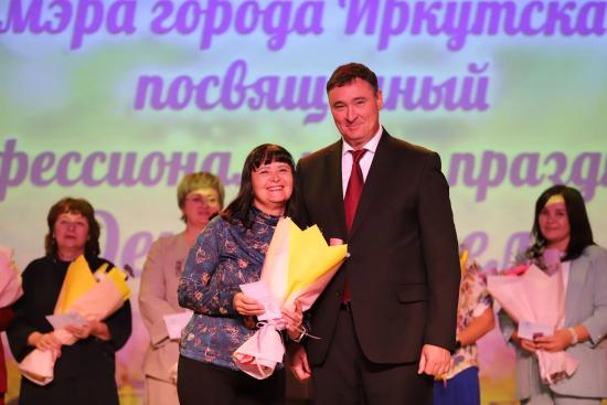 Награды в День учителя получили 184 иркутских педагога