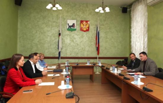 Перспективы развития спорта обсудили мэр Иркутска Руслан Болотов и представители федерации кёрлинга России