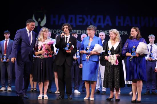 Лучших выпускников 2025 года наградил мэр Иркутска Руслан Болотов