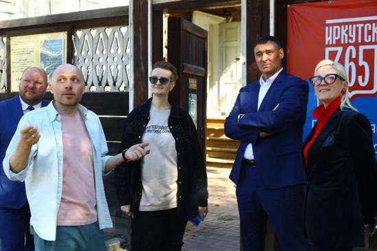 Мэр Иркутска Руслан Болотов поблагодарил внучку Леонида Гайдая Ольгу Худякову за вклад в развитие города