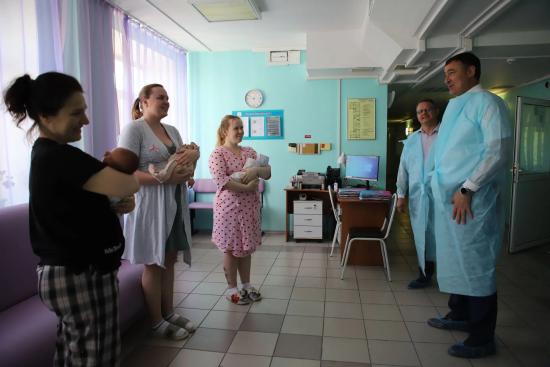 Мэр Иркутска Руслан Болотов поздравил женщин, чьи дети появились на свет в день 365-летия города
