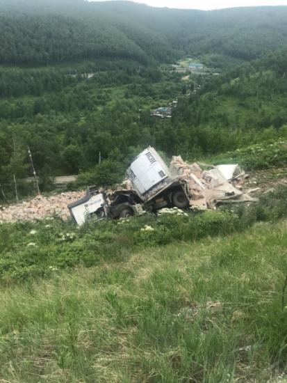 Большегруз перевернулся на трассе в районе Култука