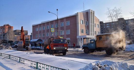 По предварительным оценкам, работы завершатся сегодня вечером, подача воды будет восстановлена Работы по ликвидации аварии на магистральном водопроводе Братска продолжаются