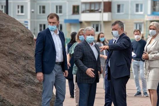 Ход дорожного ремонта и строительства соцобъектов в Братске оценили депутаты Заксобрания