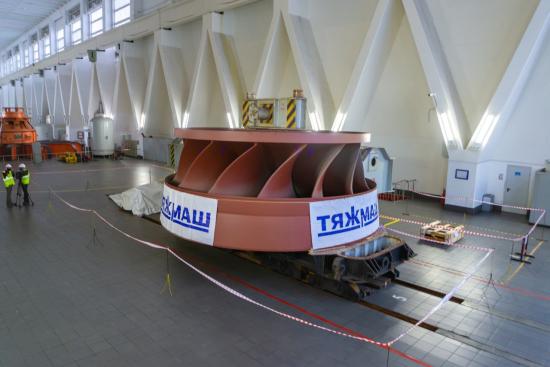 На Братской ГЭС установили новое рабочее колесо весом 73 тонны