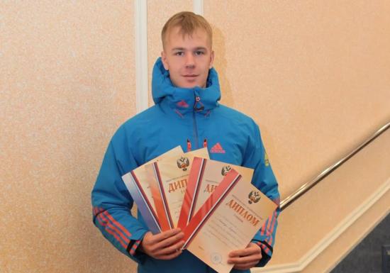 Экипаж А. Бредихина оказался быстрее всех в обоих заездах, результат в двойках составил 1 минута 53,44 секунды Братчанин Александр Бредихин завоевал золотую и серебряную медали на первенстве России по бобслею