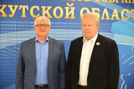 Сергей Брилка вручил нагрудный знак награжденному Почетной грамотой Заксобрания Илмару Лапиньшу