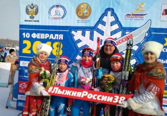 Сергей Брилка прямо на финише вручал цветы победителям забега на дистанцию 10 км Депутаты Заксобрания Иркутской области вышли на «Лыжню России»