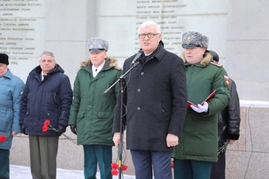 В завершении митинга собравшиеся возложили гирлянды и цветы к мемориалу «Вечный огнь Славы» и памятнику дважды Герою Советского Союза, генералу армии А.П. Белобородову Областные парламентарии приняли участие в митинге, посвященном памяти павших воинов