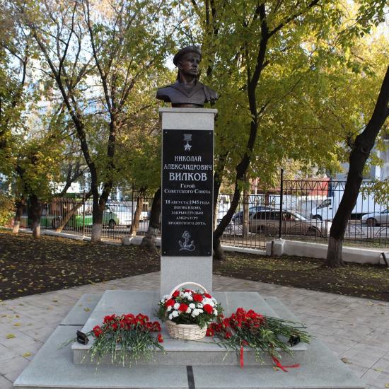 Бюст Герою Советского Союза Вилкову открыли на территории школы № 71 Иркутска