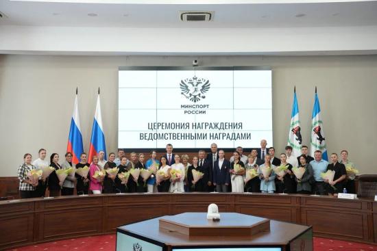 Министр спорта РФ Михаил Дегтярев вручил знаки и удостоверения мастера спорта России спортсменам Приангарья