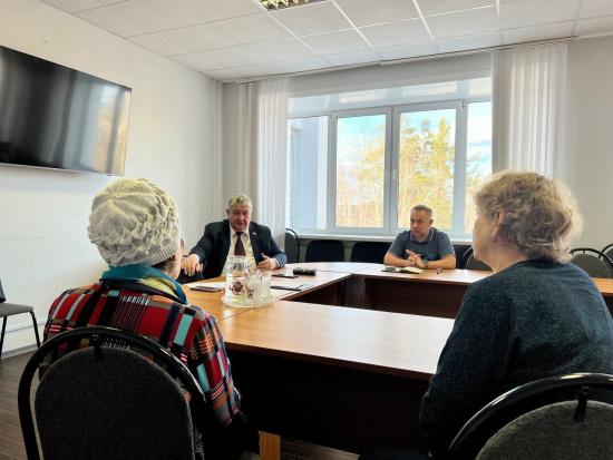 Широкий спектр социальных вопросов взял в работу депутат ЗС Эдуард Дёмин по итогам приёмов и встреч с населением в Братске