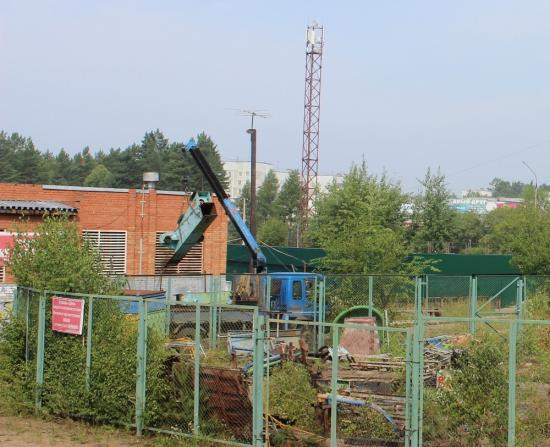В детском парке Усть-Илимска демонтируют карусель