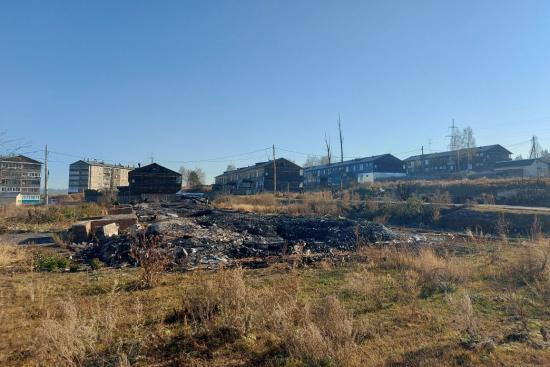 Территорию сгоревших домов в Заярском Братска приводят в порядок