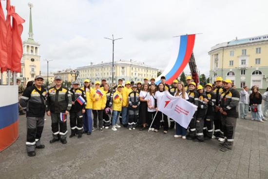 Сотрудники предприятий «Роснефти» в День Государственного флага Российской Федерации организовали патриотические акции и поздравили жителей страны