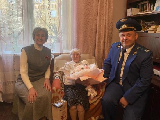 Глава Правобережного округа Иркутска Елена Торохова поздравила ветеранов с Днем Победы