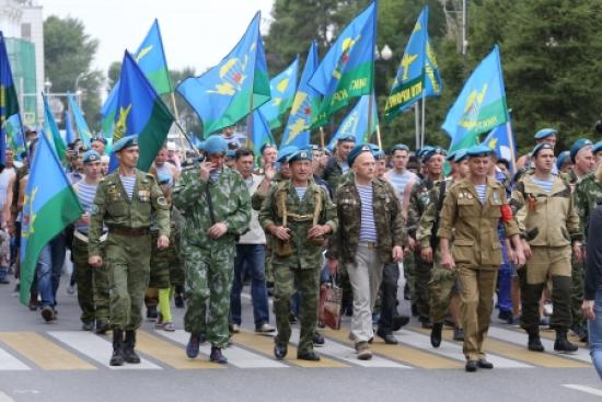 В Иркутске на митинг в честь Дня ВДВ вышли более 500 человек