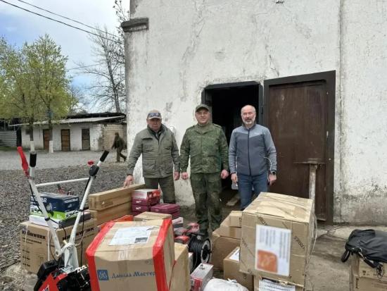 Гуманитарную помощь и автомобили передали бойцам СВО депутаты Заксобрания