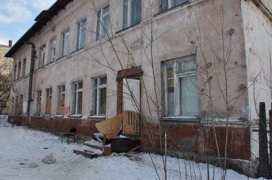 Депутаты Думы Иркутска обнаружили бездомного и собак в заброшенном детском саду на Российской